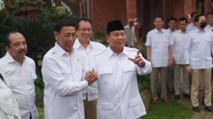 Mantan Ketua Umum (Ketum) Partai Hati Nurani Rakyat (Hanura) Wiranto menyambangi kediaman Ketum Partai Gerindra Prabowo Subianto di Padepokan Garuda Yaksa Hambalang, Bojong Koneng, Jawa Barat, Senin (1/5/2023). Wiranto menyerahkan eks kader Hanura potensial ke Prabowo untuk memenangkan Gerindra.
