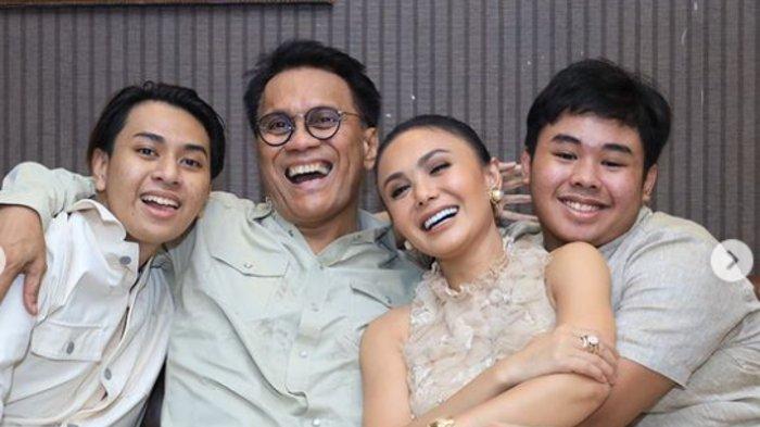 Yuni Shara unggah foto mesra dengan Henry Siahaan, mantan suaminya, dan kedua anaknya.