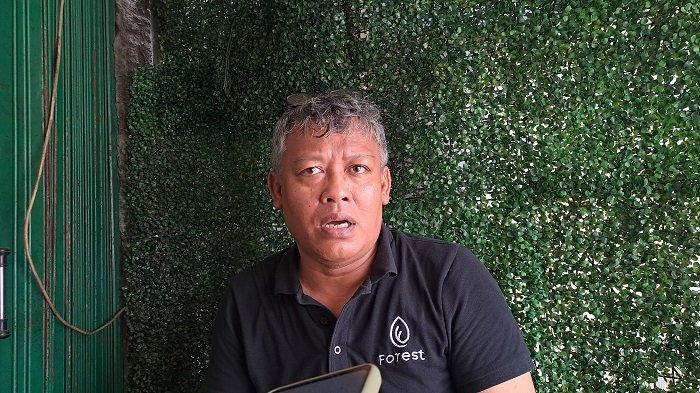 Zoel (51) karyawan Bakso Rusuk Juara milik korban M (45) yang tewas usai dihantam Innova, di Jalan Benyamin Sueb, Kemayoran, Jakarta Pusat, Minggu (8/10/2023).