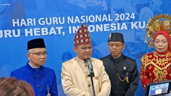 MENDIKDASMEN - Menteri Pendidikan Dasar dan Menengah Abdul Mu'ti usai Peringatan Hari Guru di Kantor Kemendikdasmen, Jakarta, Senin (25/11/2024) menjelaskan tentang Sistem Penerimaan Peserta Didik Baru (PPDB. (Tribunnews.com/Fahdi Fahlevi)
