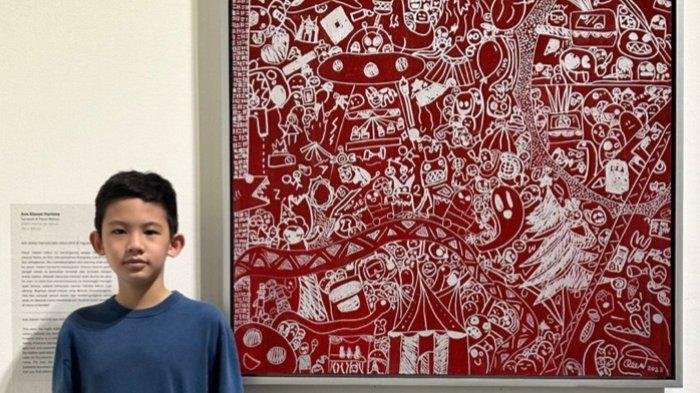 Ace Alexon Hartono saat ikut-serta dalam pameran seni rupa ARTJOG 2023 di Yogyakarta yang digelar sejak 30 Juni hingga 27 Agustus 2023. Ace Alexon senang melukis sejak usia 4 tahun dan sekarang ini duduk di kelas 6 SD JMES (Jogjakarta Montessorie School).