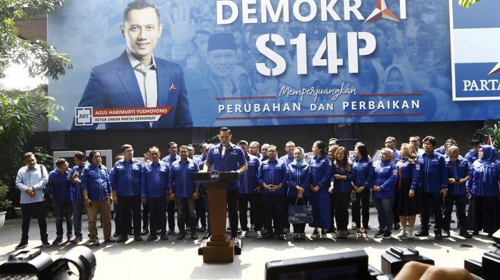 Ketua Umum Partai Demokrat Agus Harimurti Yudhoyono (tengah) menyampaikan keterangan pers di kantor DPP Partai Demokrat, Menteng, Jakarta Pusat, Jumat (11/8/2023). Agus beserta pengurus DPP menyatakan bersyukur atas putusan Mahkamah Agung yang menolak Peninjauan Kembali (PK) yang diajukan Kepala KSP Moeldoko tentang kepengurusan Partai Demokrat. Warta Kota/YULIANTO