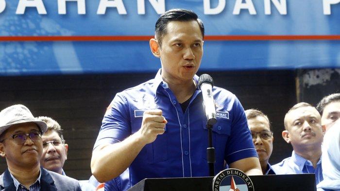 Ketua Umum Partai Demokrat Agus Harimurti Yudhoyono (tengah) menyampaikan keterangan pers di kantor DPP Partai Demokrat, Menteng, Jakarta Pusat, Jumat (11/8/2023). Agus beserta pengurus DPP menyatakan bersyukur atas putusan Mahkamah Agung yang menolak Peninjauan Kembali (PK) yang diajukan Kepala KSP Moeldoko tentang kepengurusan Partai Demokrat. Warta Kota/YULIANTO