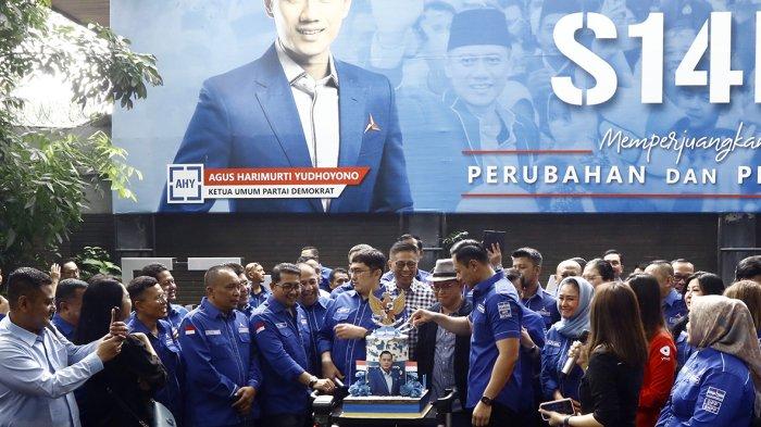 Ketua Umum Partai Demokrat Agus Harimurti Yudhoyono (kedua kanan) memotong kue ulang tahunnya seusai menyampaikan keterangan pers di kantor DPP Partai Demokrat, Menteng, Jakarta Pusat, Jumat (11/8/2023). Agus beserta pengurus DPP menyatakan bersyukur atas putusan Mahkamah Agung yang menolak Peninjauan Kembali (PK) yang diajukan Kepala KSP Moeldoko tentang kepengurusan Partai Demokrat. Warta Kota/YULIANTO