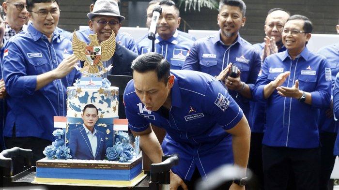 Ketua Umum Partai Demokrat Agus Harimurti Yudhoyono (kedua kanan) meniup lilin kue ulang tahunnya seusai menyampaikan keterangan pers di kantor DPP Partai Demokrat, Menteng, Jakarta Pusat, Jumat (11/8/2023). Agus beserta pengurus DPP menyatakan bersyukur atas putusan Mahkamah Agung yang menolak Peninjauan Kembali (PK) yang diajukan Kepala KSP Moeldoko tentang kepengurusan Partai Demokrat. Warta Kota/YULIANTO