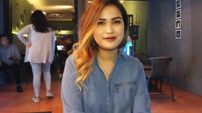 Selebgram Aina Lutfi di kawasan Tebet, Jakarta Selatan, Selasa (8/8/2023) malam. Aina Lutfi ditetapkan sebagai tersangka kasus penganayaan dan tindak kekerasan terhadap kekasih suaminya pada 28 Juli 2023.