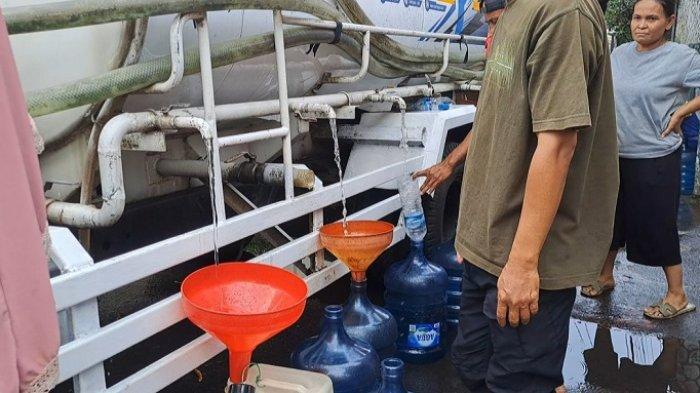 Suasana warga RW 011 Utan Jati, Pegadungan, Kalideres, Jakarta Barat, yang mengantre air bersih karena sudah seminggu lebih kekeringan.