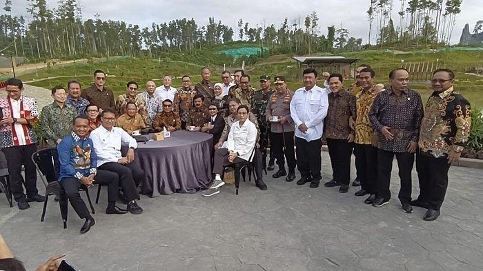 Kabinet Indonesia Maju berfoto bersama di sela rapat kabinet perdana di IKN, Penajam Paser Utara, Kaltim, Senin (12/8/2024).