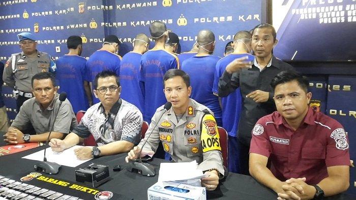 Kapolres Karawang, AKBP Wirdhanto Hadicaksono didampingi Kasatnarkoba Polres Karawang AKP Arif Zainal Abidin saat konfrensi pers pengungkapan kasus tindak pidana penyalahgunaan narkoba dengan 25 tersangka di Mapolres Karawang pada Jumat (2/2/2024).