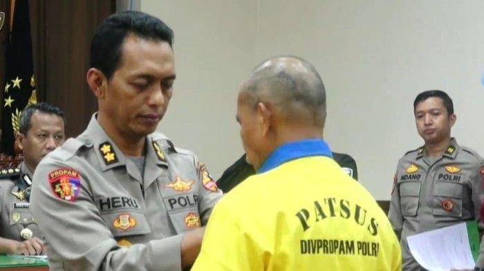 Mantan Kabag Ops Polres Solok Selatan AKP Dadang Iskandar diberhentikan sebagai anggota Polri dan langsung dipakaikan baju tahanan Patsus DivPropam Polri usai sidang putusan kode etik di Mabes Polri, Jakarta, Selasa (26/11/2024) malam.