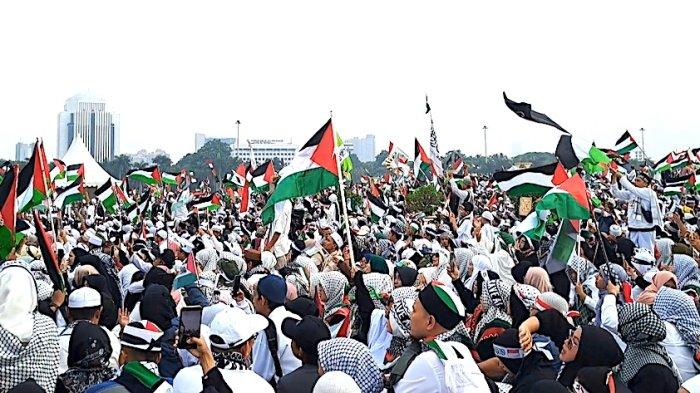 Suasana aksi munajat kubro 212 di silang Monas, Gambir, Jakarta Pusat, Sabtu (2/12/2023).