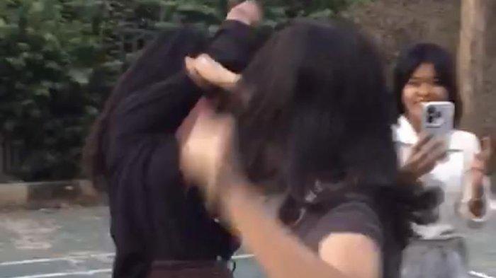 Cuplikan video amatir yang memperlihatkan aksi perkelahian sejumlah pelajar perempuan di Kota Bekasi.