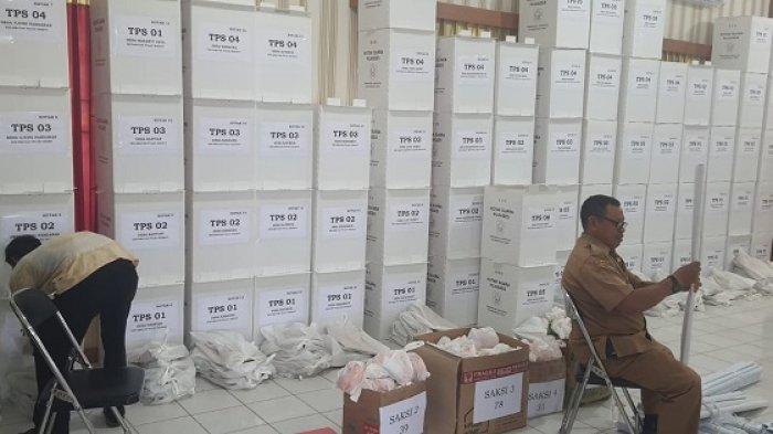 Ilustrasi - Petugas sedang melakukan pengecekan surat suara saat pemilu/pilkada.