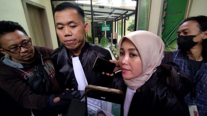 Jaksa Penuntut Umum (JPU), Alfa Dera dan Putri Dwi Astrini, membacakan ayat suci Alquran saat sidang ayah bunuh anak di PN Depok, beberapa waktu lalu.