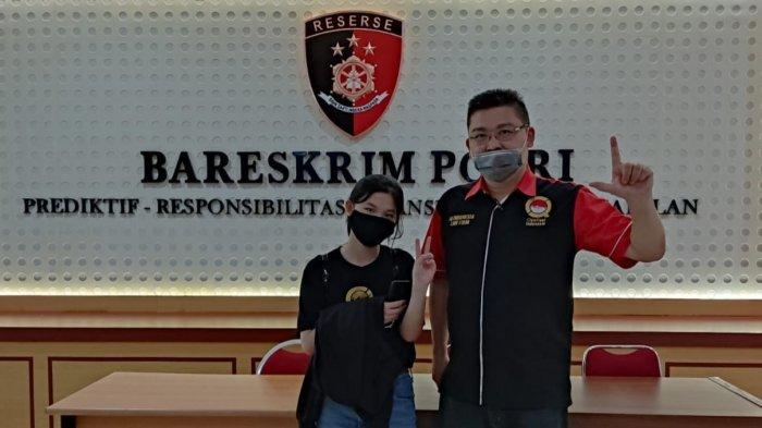 Founder sekaligus Ketua Pengurus LQ Indonesia Lawfirm Alvin Lim bersama putrinya, Kate Victoria Lim di Bareskrim Polri