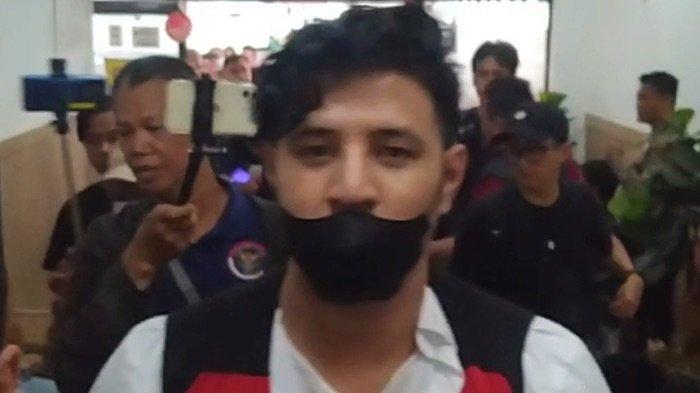 Pemain sinetron Ammar Zoni menjalani sidang perdana perkara kepemilikan dan penyalahgunaan narkotika di Pengadilan Negeri (PN) Jakarta Selatan, Selasa (22/8/2023).