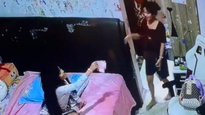 DIPALAK PENGASUH - Momen Keyzha, anak dari bos kosmetik asal Surabaya bernama Gladys hendak membagikan duit kepada pengasuhnya yang terekam kamera CCTV. Gladys menceritakan, sang anak dipalak oleh pengasuhnya sendiri sebesar Rp 300.000 untuk ditemani tidur dan Rp 100.000 untuk diambilkan seekor kucing.