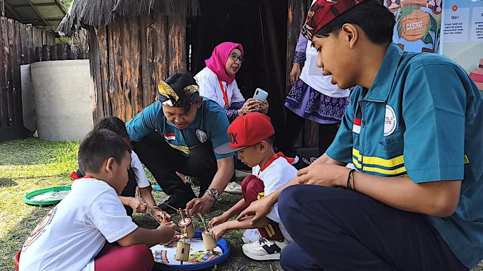 ANAK BERMAIN - Dalam rangka memperingati Hari Anak Nasional ke-41 Tahun 2025, Kongres Wanita Indonesia secara resmi meluncurkan gerakan strategis: “Waktu Bermain Anak dan 1000 Hari Kehidupan Pertama” pada Rabu (23/7/2025) di Anjungan Papua, Taman Mini Indonesia Indah (TMII), Jakarta Timur.