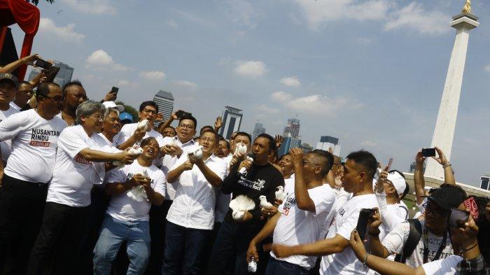 Ketua Partai Kebangkitan Nusantara (PKN) Anas Urbaningrum bersama pengurus partai melepas burung merpati usai menyampaikan Pidato di kawasan Silang Monas, Jakarta Pusat, Sabtu (15/7/2023).
