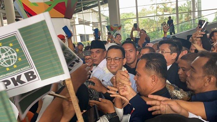 Capres Koalisi Perubahan Anies Baswedan disambut dengan histeria dari para pendukungnya di Bandara Kualanamu, Kota Medan, Sumatra Utara, Minggu (3/12/2023).