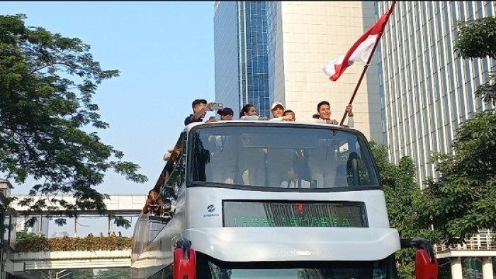 Kontingen Indonesia yang tampil di Olimpiade Paris 2024 saat diarak menuju Istana Merdeka, Jakarta, Kamis (15/8/2024).