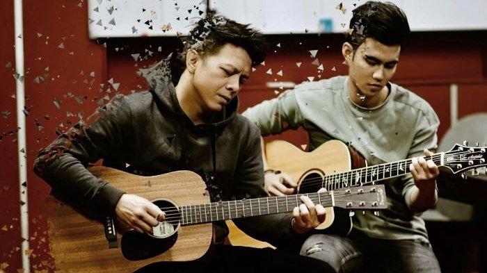 Ariel NOAH mengajak Difki Khalif menyanyikan Cinta yang Diam. Lagu Cinta yang Diam dirilis Jumat (15/1/2021). Difki Khalif adalah saudara sepupu Ariel NOAH.