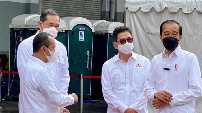 Arsjad Rasjid kala mendampingi Presiden Jokowi dalam acara Vaksinasi Gotong Royong pada 18 Mei 2021