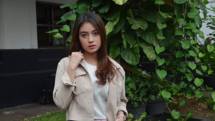 Artis peran yang juga penyanyi Nabilah Ayu saat belum berhijab.