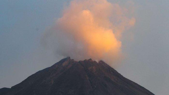 Ilustrasi - Gunung Merapi saat mengalami erupsi.
