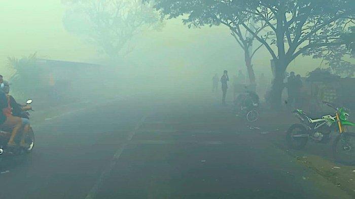 Kebakaran di TPA Rawa Kucing membuat asap tebal di sepanjang kawasan hingga mengganggu warga sekitar, Senin (23/10/2023)