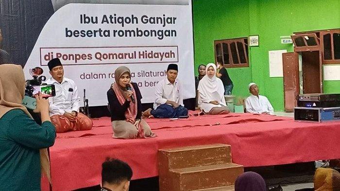 Siti Atikoh Supriyanti, istri Ganjar Pranowo, saat berkunjung ke Pondok Pesantren Qomarul Hidayah pimpinan KH Ahmad Bajuri (Kiai Bajuri) di Trenggalek, Jawa Timur, Senin (18/12/2023).