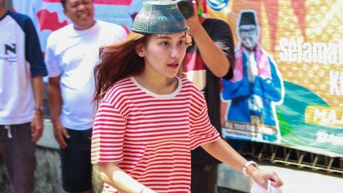 Pedangdut Ayu Ting Ting ikut lomba didekat rumah orang tuanya, kawasan Sukmajaya, Kota Depok, Jawa Barat, Kamis (17/8/2023). Ayu Ting Ting ikut lombaan topi kait hingga memindahkan belut yang ada didalam ember ke botol.