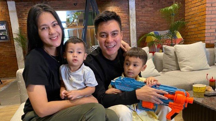 Pasangan artis Baim Wong dan Paula Verhoeven bersama anak-anaknya, Kiano Tiger Wong dan Kenzo Tiger Wong, di kantornya, kawasan Tanah Kusir, Kebayoran lama, Jakarta Selatan, Minggu (23/4/2023).