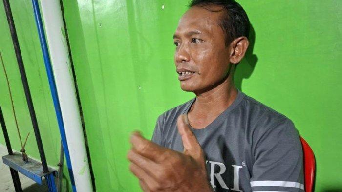 DIGAJI SANGAT KECIL- Bakdi (50), karyawan sebuah perusahaan tekstil di Semarang, Jateng, mengeluh atas nasib yang dialami. Dia dan ratusan temannya tidak di PHK, juga tak dipekerjakan, tapi digaji Rp 1.000 per bulan.