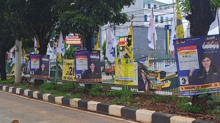 Baliho dan spanduk di Jakarta Barat marak terpasang di berbagai tempat, hal ini bikin warga kesal.