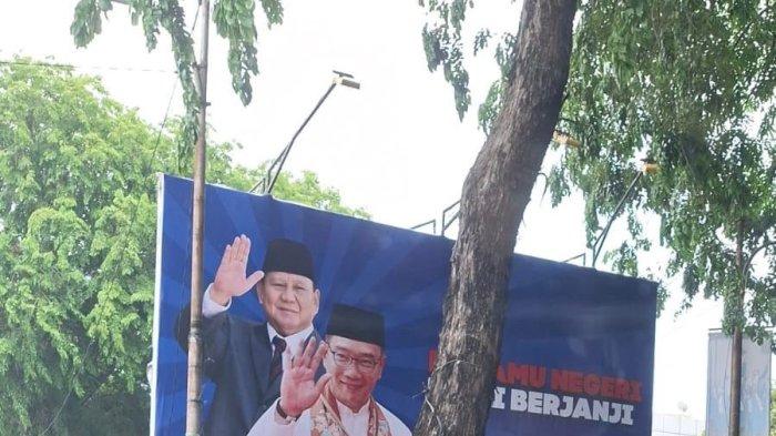 Baliho Ridwan Kamil bersama Presiden Prabowo di Jalan Boulevard Barat, Kelapa Gading, Jakarta Utara sampai Senin (25/11/2024) siang masih terpasang.