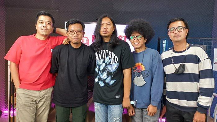 Band Good Morning Everyone saat berbincang di Redaksi Wartakotalive.com, Palmerah, Jakarta Pusat, Senin (24/1/2022). Lagu-lagu Good Morning Everyone asal Semarang, Jawa Tengah, yang telah berusia 14 tahun itu disebutkan mirip dengan musik yang dimainkan Sheila on 7.