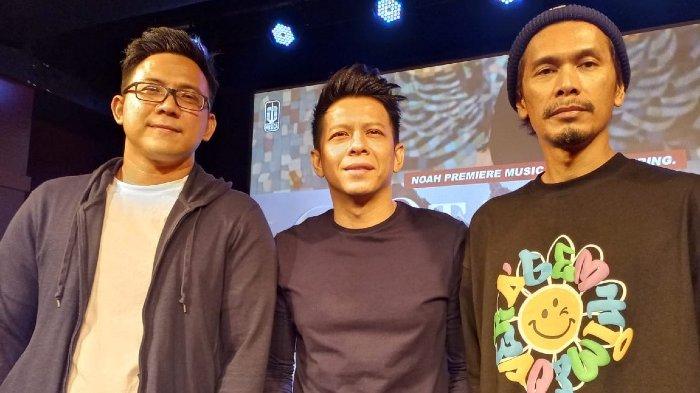 Band NOAH, yakni Ariel (vokal), Lukman (gitar) dan David (keyboard) merilis musik video lagu Kota Mati di Djakarta Theatre, Jalan MH Thamrin, Menteng, Jakarta Pusat, Senin (29/8/2022). Klip lagu Kota Mati dirilis Band NOAH sebagai prequel lagu Tak Ada yang Abadi. Band NOAH memasukkan lagu Kota Mati dalam album Hari yang Cerah (2022).