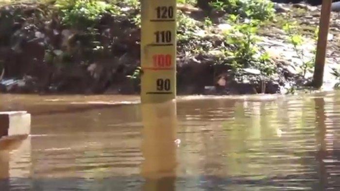 HUjan semalaman membuat Kali Pesanggrahan meluap dan banjir 1,5 meter menggenangi empat RT di Pondok Pinang, Jakarta Selatan.