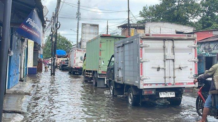 Suasana bajiir masih menggenangi sepanjang jalan Kamal Raya, Cengkareng Barat, Jakarta Barat hingga sebabkan kemacetan panjang.