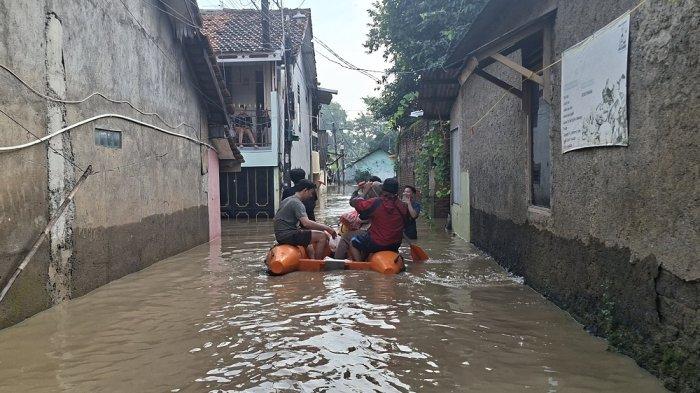 BANJIR BEKASI - Banjir melanda Jalan Kartini Gang Mawar 6 RT 8 RW 3 Kelurahan Margahayu, Kecamatan Bekasi Timur, Kota Bekasi, Selasa (8/7/2025). Warga pun menanti bantuan, seperti makanan dan pakaian bersih.
