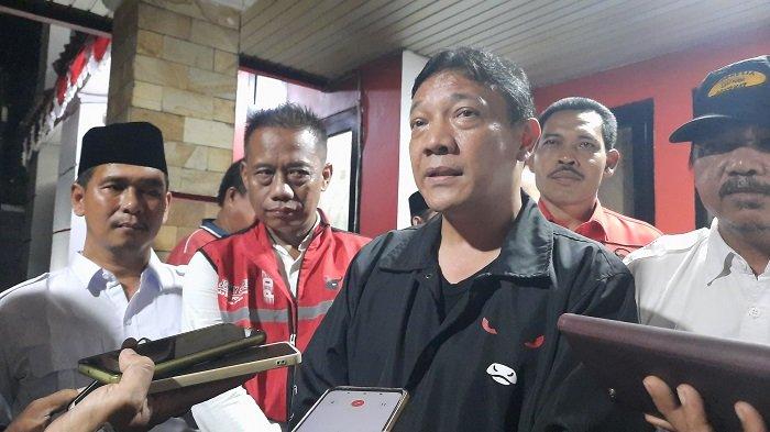Ketua DPC PDI Perjuangan Bayu Syahjohan saat menerima kunjungan Calon Bupati Bogor dari Partai Gerindra, Rudy Susmanto, di Kantor DPC PDIP Kabupaten Bogor, Jalan Tegar Beriman, Cibinong, Jawa Barat, pada Senin (5/8/2024) sore.
