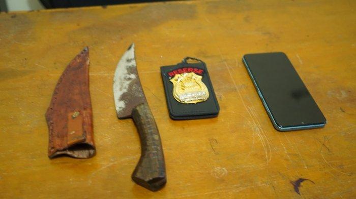 Berikut adalah barang bukti dari tiga polisi gadungan yang ditangkap Polsek Palmerah.