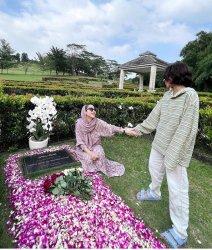 Artis Bunga Citra Lestari (BCL) bersama putranya baru-baru ini ziarah ke makam mendiang suami, Ashraf Sinclair, di San Diego Hills, Karawang, Jawa Barat. Dia rutin mengunjungi untuk melepas rindu.