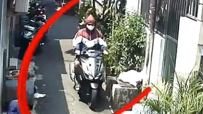 Seorang remaja pria di Slipi, Palmerah, Jakbar, terekam CCTV melakukan begal payudara.