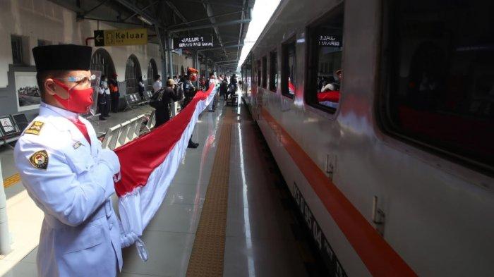 Video Kai Daop 1 Jakarta Bentangkan Bendera Merah Putih Di Rangkaian
