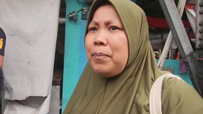 Di tengah situasi menegangkan bentrokan antara dua ormas di Jalan TB Simatupang, Pasar Minggu, Jakarta Selatan, Selasa (18/6/2024), seorang ibu muncul dan mengungkapkan pemicu bentrokan. Perempuan berhijab yang mengaku bernama Santi itu mengatakan, anaknya menjadi korban pembacokan pada Selasa dini hari. Pembacokan atas anaknya itulah yang menjadi pemicu bentrokan.