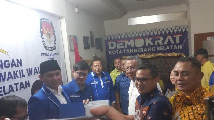 Benyamin Davnie dan Pilar Saga Ichsan mengembalikan formulir ke DPC Demokrat untuk kontestasi Pilkada Kota Tangsel, Kamis (2/5/2024).