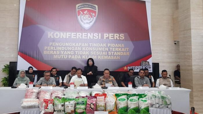 BERAS OPLOSAN - Direktorat Tindak Pidana Ekonomi Khusus Bareskrim Polri melalui Satuan Tugas (Satgas) Pangan Polri berhasil mengungkap praktik penjualan beras yang tidak sesuai dengan standar mutu yang tercantum pada kemasan.
