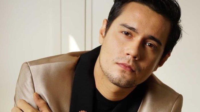 Pemain sinetron Bobby Joseph ditetapkan sebagai tersangka kasus penyalahgunaan narkoba jenis tembakau sintetis, Senin (24/7/2023). Bobby Joseph langsung ditahan setelah jadi tersangka setelah ditangkap polisi, Jumat (21/7/2023).